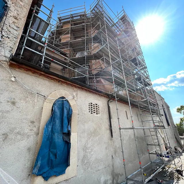 Chantier de rénovation avec échafaudage sécurisé