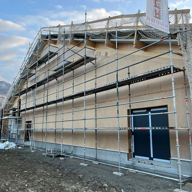 Chantier de rénovation avec échafaudage sécurisé