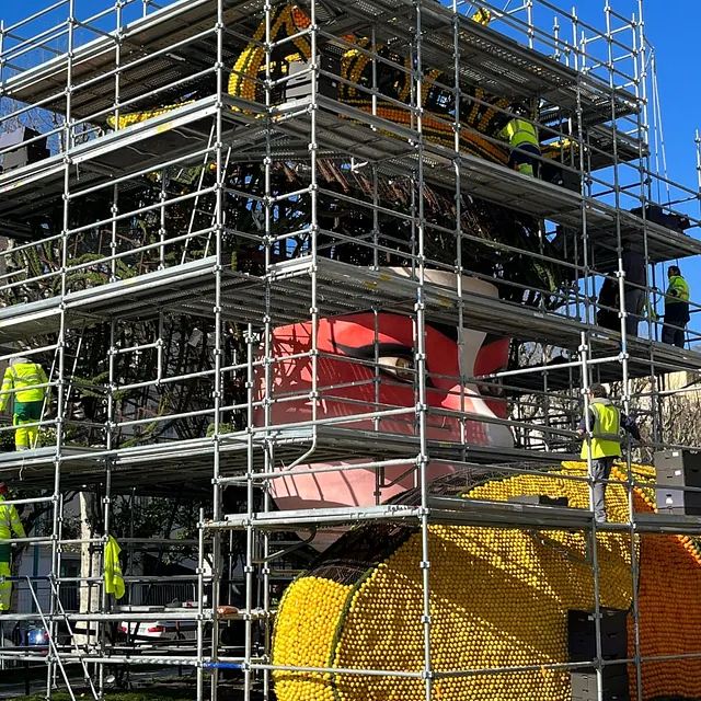 Chantier de rénovation avec échafaudage sécurisé