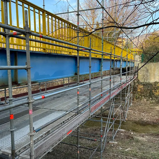 Chantier de rénovation avec échafaudage sécurisé