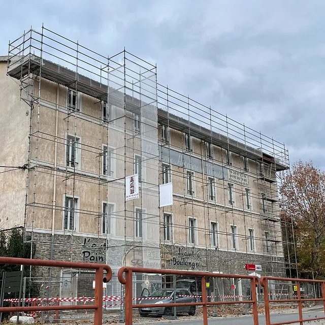 Chantier de rénovation avec échafaudage sécurisé