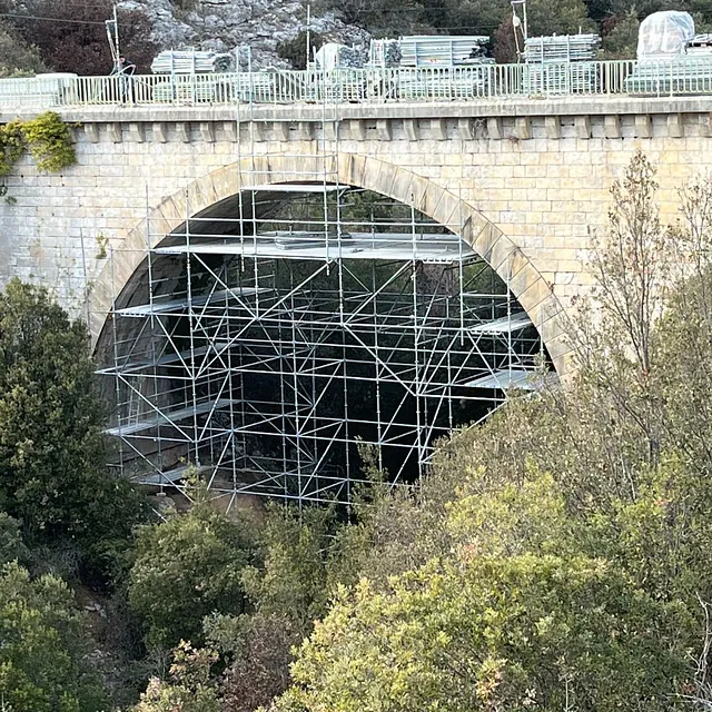 Chantier de rénovation avec échafaudage sécurisé