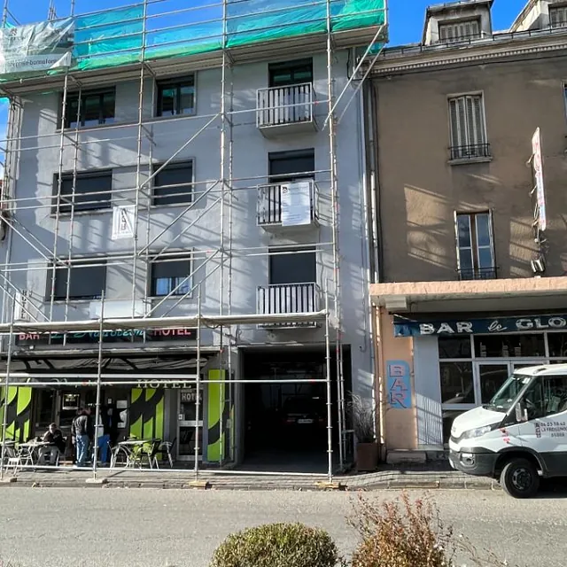 Chantier de rénovation avec échafaudage sécurisé